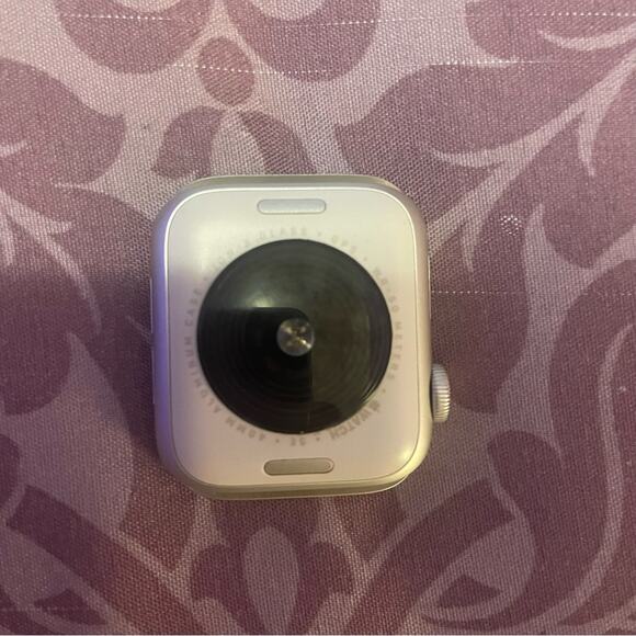 Apple Watch SE 40MM GPS LOCKED - Picture 2 of 8